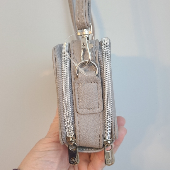 Adrienne Vittadini Studio Phone Charging RFID Wallet Crossbody Grey w/Cord Z NWT - Picture 4 of 11